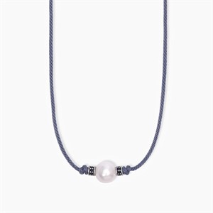 Collana in argento con cordino blu e perla bianca