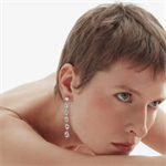 Orecchini lunghi a goccia bianchi con cristalli