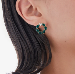 Orecchini corti con cerchi di cristallo colorati