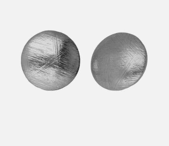 Orecchini a bottone con sfera testurizzata in argento