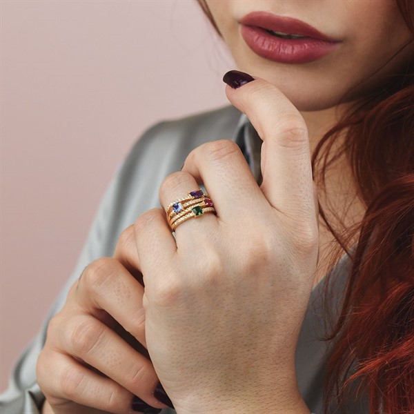 Anello a fascia larga con zirconi sfaccettati multicolor