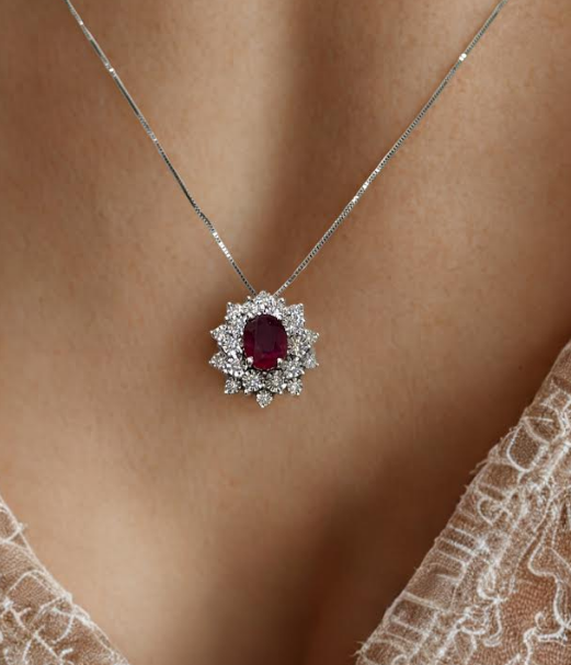 Collana in Oro B. con Rubino ct 1.40 e Diam. ct 0.30