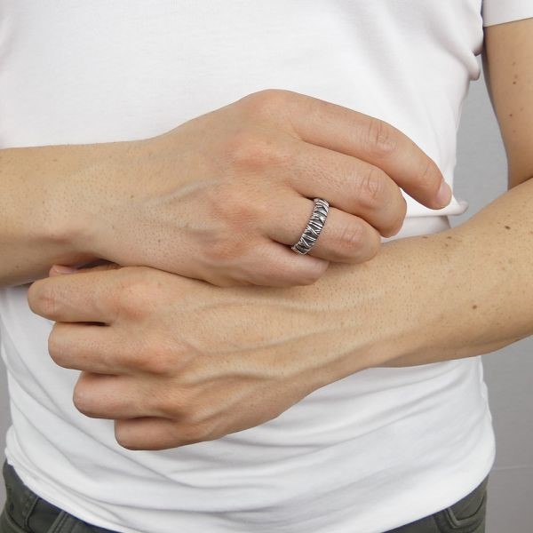 Anello a fascia con intreccio a corda