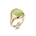 Anello con pietra verde chiaro e brand inciso