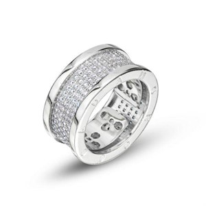 Anello a fascia grande con texture sferica e zirconi
